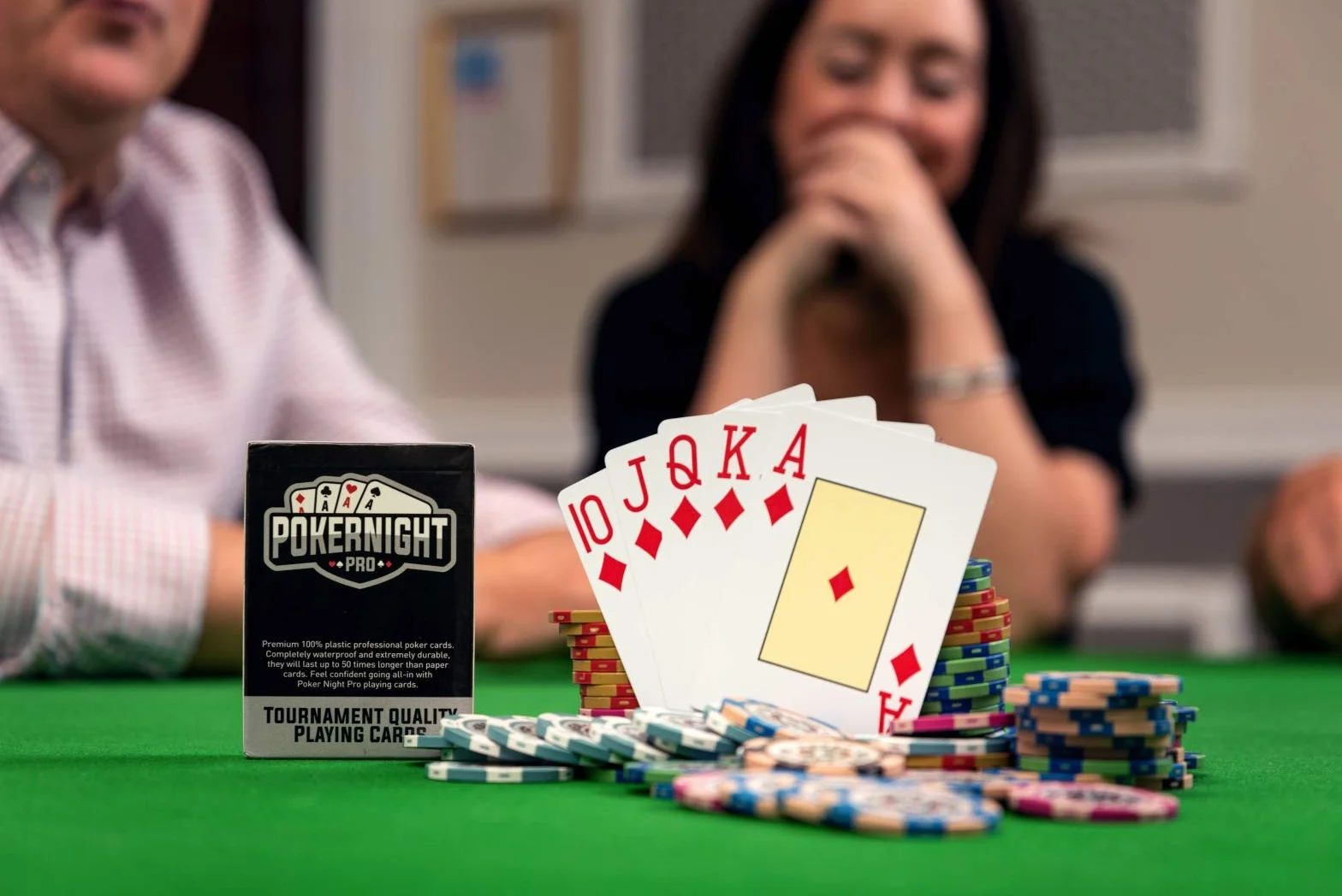 Set di 500 gettoni da poker Texas Holdem con valigetta da poker in alluminio gettone numerato di qualità 14g, 2 set di carte professionali in plastica, bottoni e 5 dadi