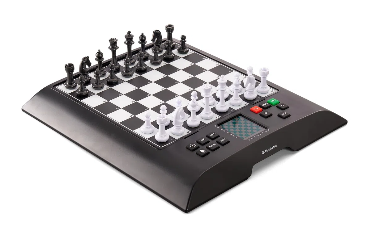MILLENNIUM ChessGenius - la scacchiera elettronica con il software di Richard Lang. Per principianti e giocatori esperti. Una delle scacchiere elettroniche più potenti di sempre con più di 2000 ELO
