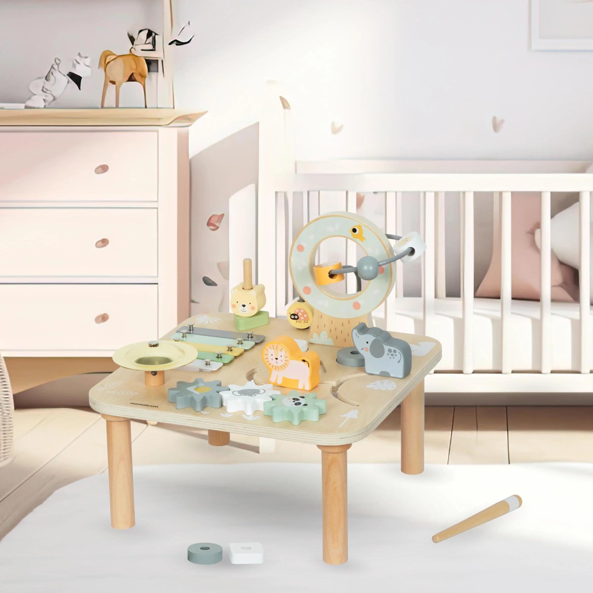 Mamabrum Tavolino Educativo in Legno per Bambini - Giocattolo Musicale 7 in 1 con Pipistrelli e Gong, Percorso Motorio, Puzzle Sensoriale a Tema Giungla