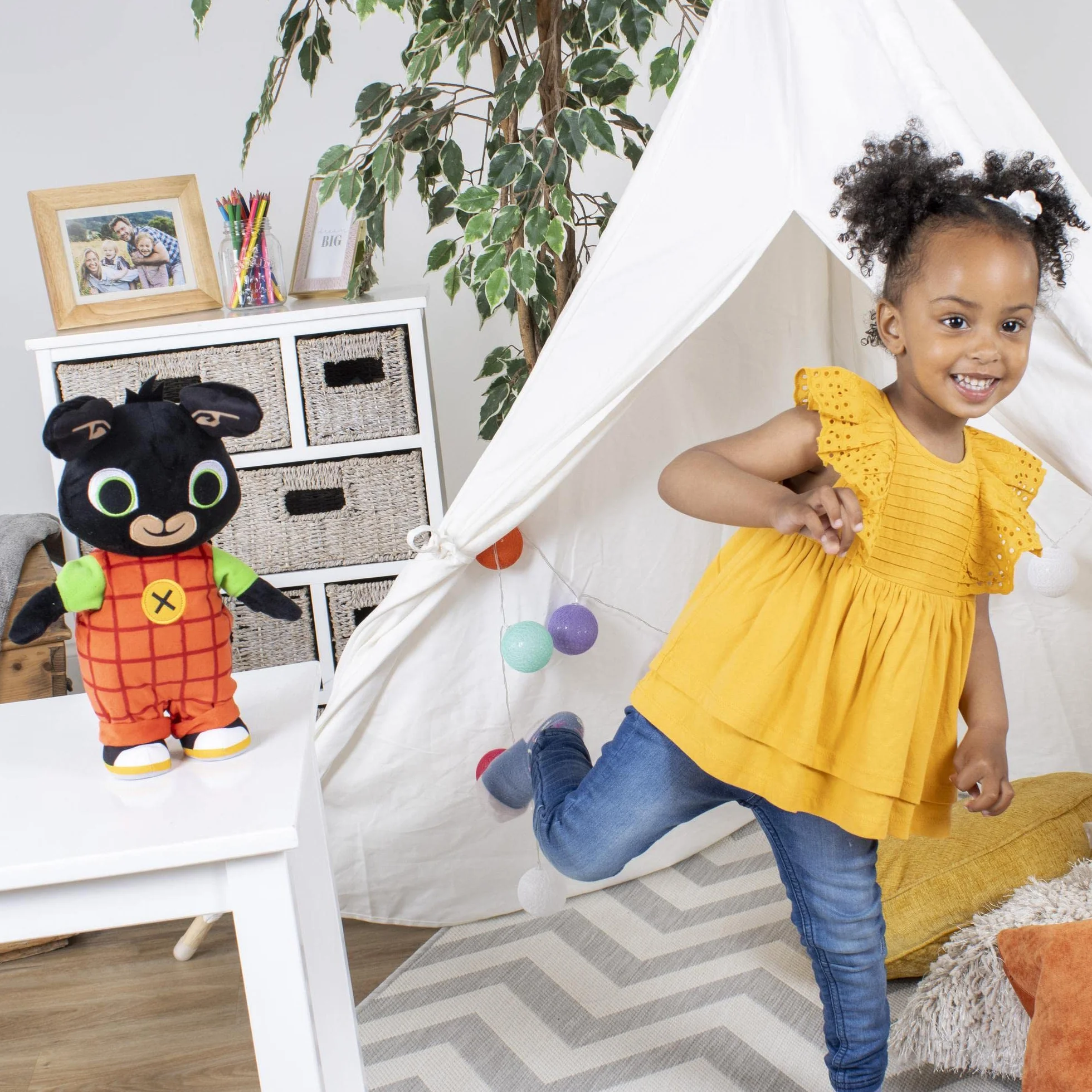 Giochi Preziosi Bing - Peluche 36 cm Parla e Danza, Premi la Manina per Attivare la Musica, con Gioco delle Statuine Musicali, con 4 musiche diverse, dai 18 Mesi, BNG33000, Multicolore