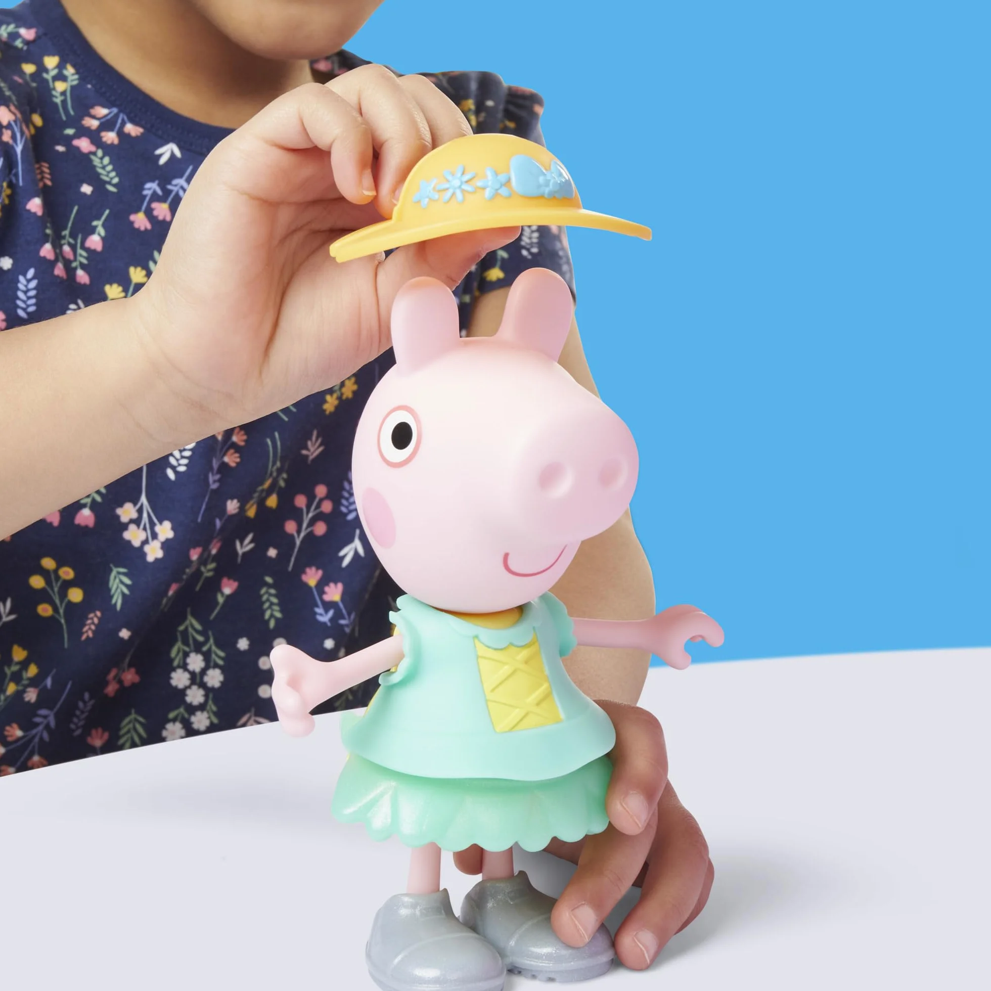 Peppa Pig Hasbro, Guardaroba di Peppa, Set di Giocattoli per Bambini e Bambine dai 3 Anni in Su, Ottima Idea Regalo, Include Action Figure di Peppa, 14 Accessori e Sticker