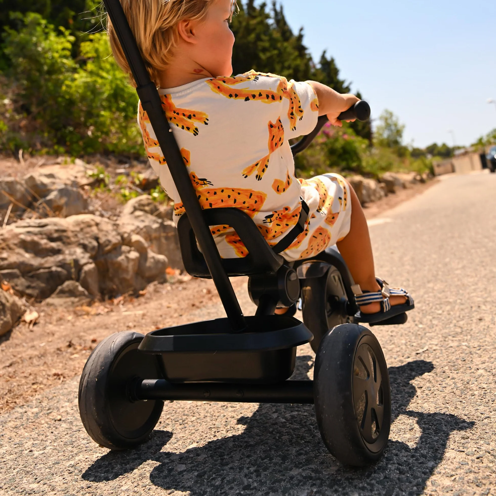 Deryan Triciclo 2in1 Drifter - Triciclo per bambini da 2 anni a 6 anni - Aiuto per l'apprendimento della deambulazione, portata fino a 25 kg - Incl. barra di sterzo, cintura di sicurezza - Pieghevole