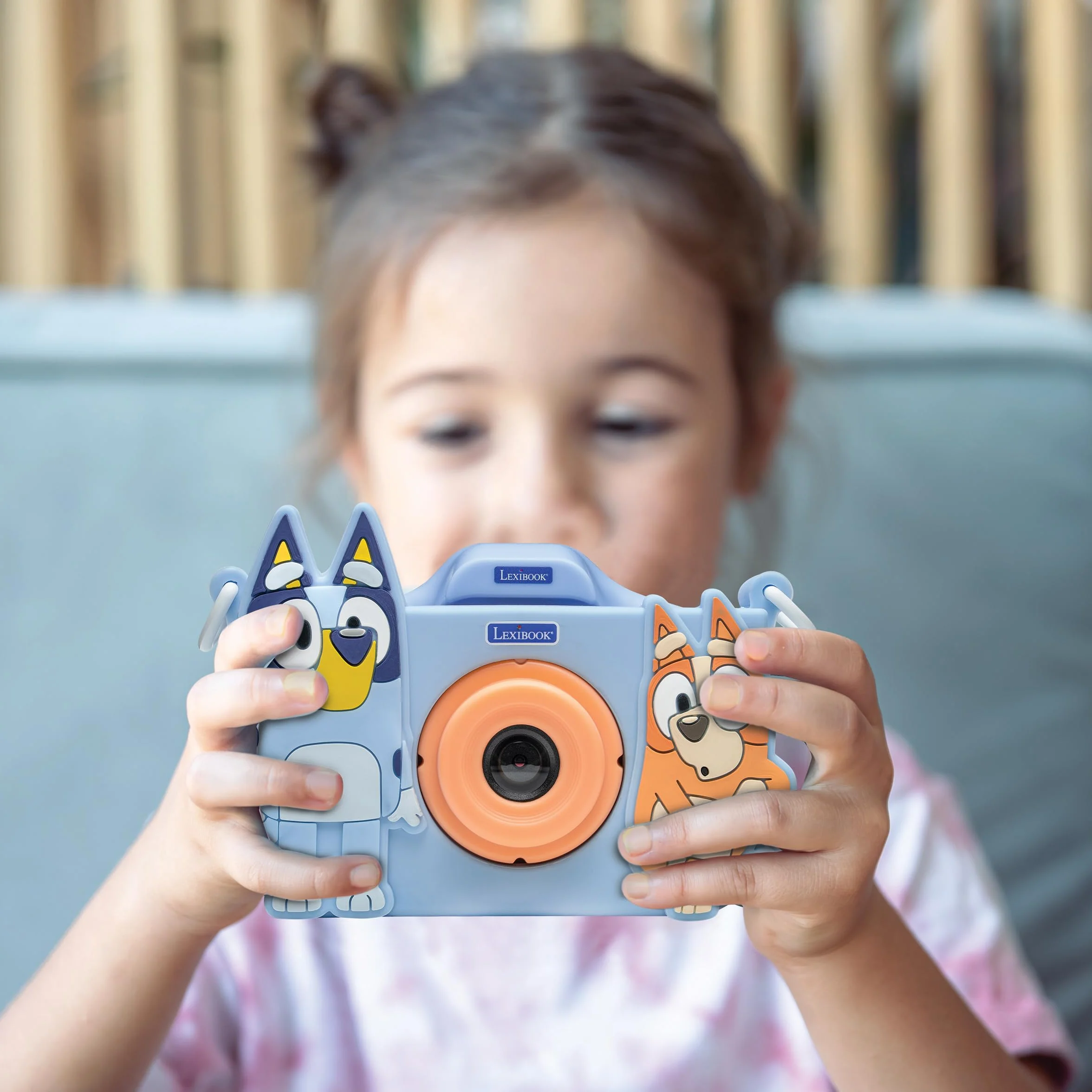 Lexibook Bluey, fotocamera 4-in-1 per bambini con protezione, funzioni foto, video, MP3 e giochi, 15 cornici per personalizzare le tue foto, include scheda di memoria da 8 GB, DJ078BY