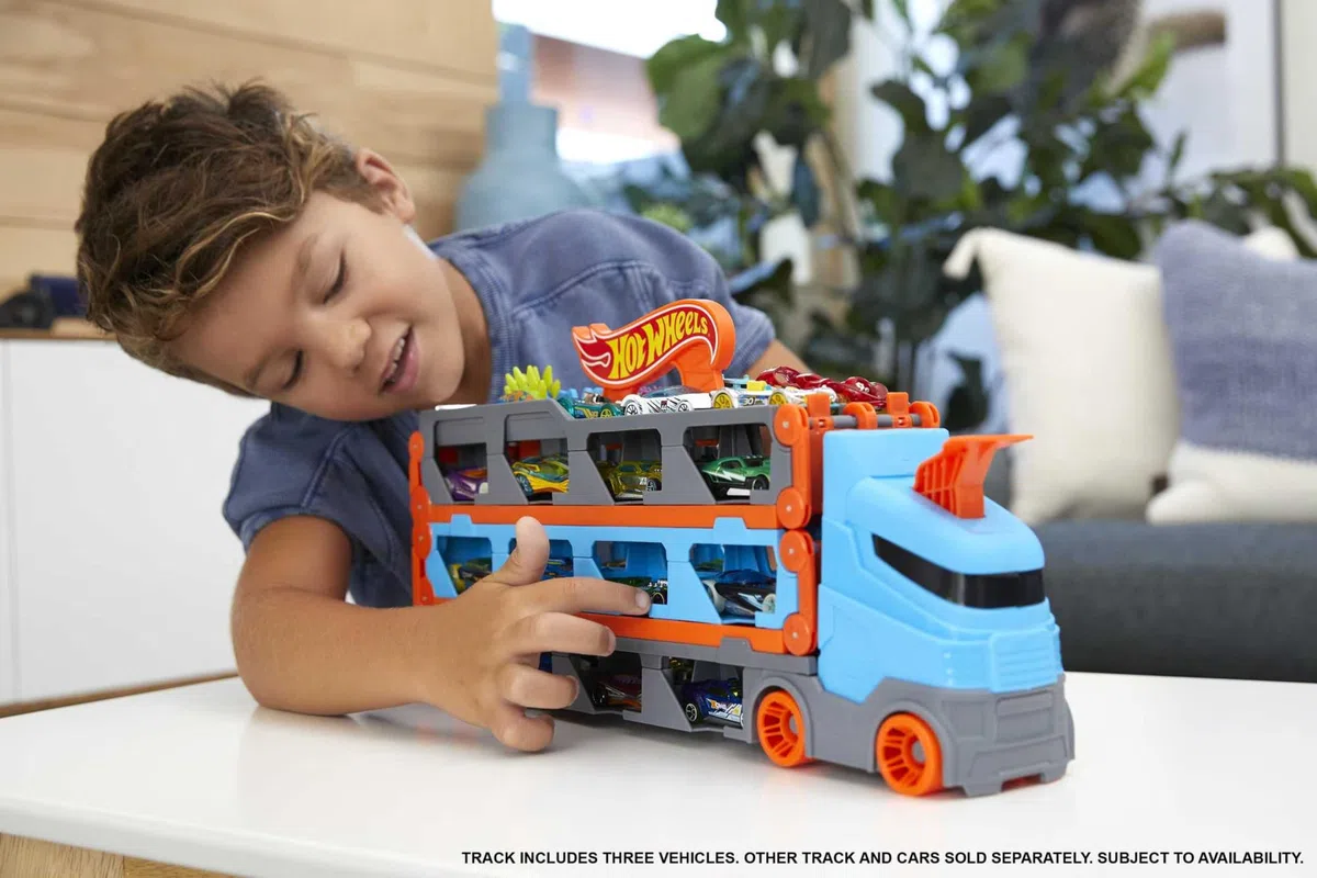 Hot Wheels Camion 2 in 1 Trasportatore e Pista GVG37 con 3 Macchinine, Giocattolo per Bambini 4+