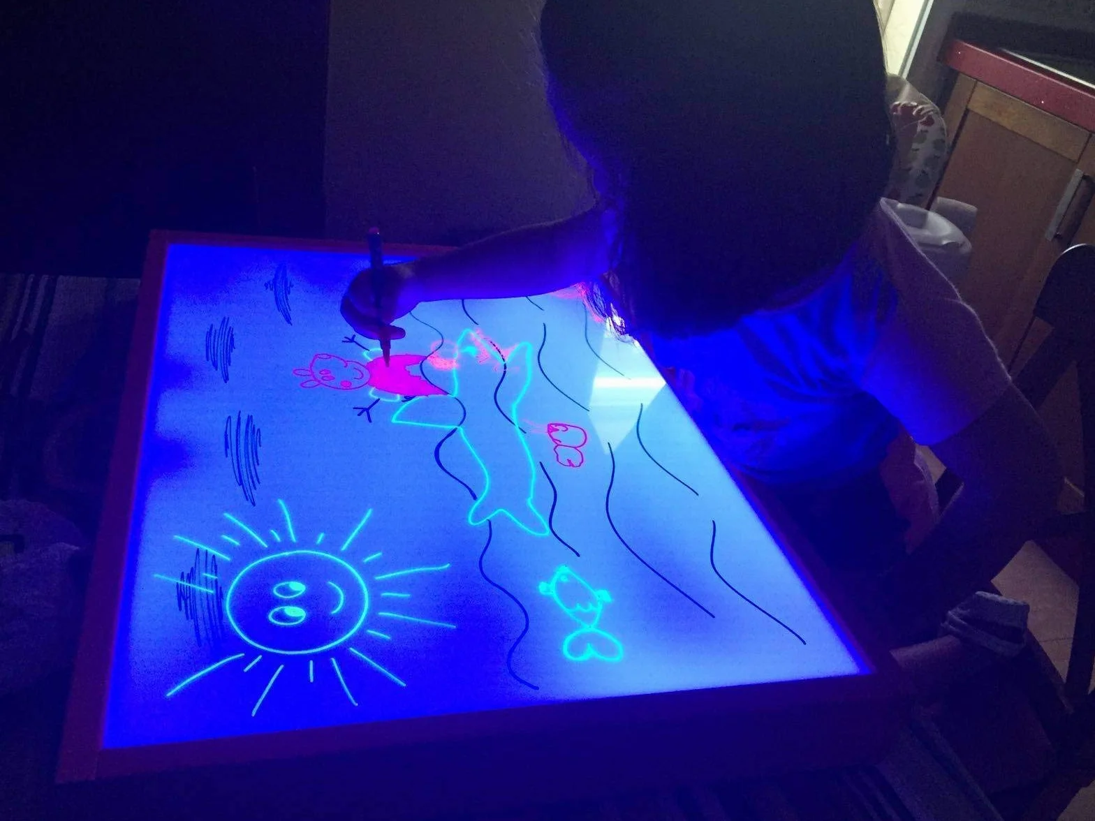 Tavolo Luminoso Montessori con Manuale di Attività | Personalizzabile e Certificato CE (AIJU + Univ. Murcia) | Scatola Sensoriale per Bambini | Apprendimento Creativo a Casa o Scuola