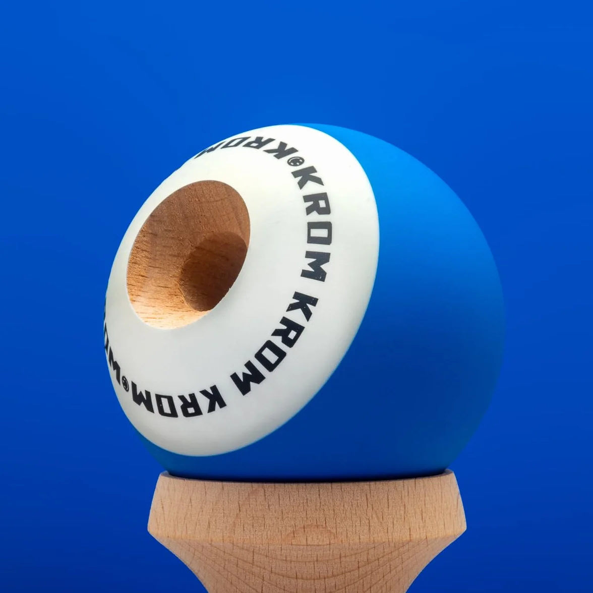 KROM Kendama Gioco - POP Blu Scuro - Equilibrio impeccabile - Abilità cognitive migliorate - Equilibrio, riflessi e creatività migliorati - Modello Kendama Pro fatto per principianti e professionisti.