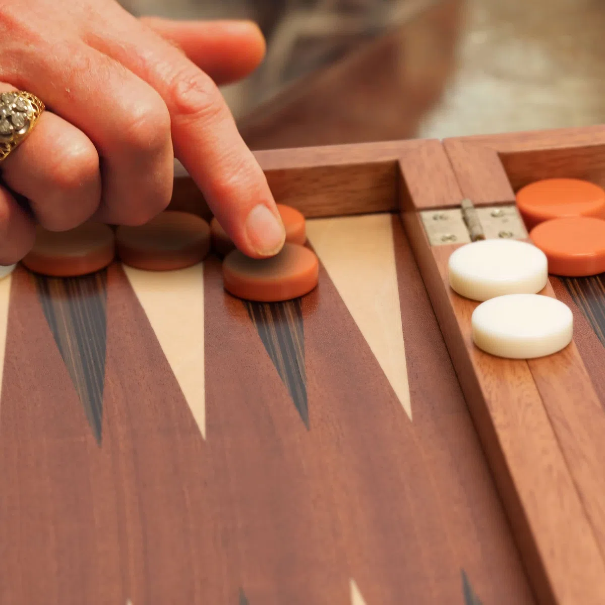 Yellow Mountain Imports, Set Backgammon Intarsiato in Legno, "Pasadena" - con Pedine in Acrilico e Tazze per Dadi in Legno, Tabellone 38,5 centimetri