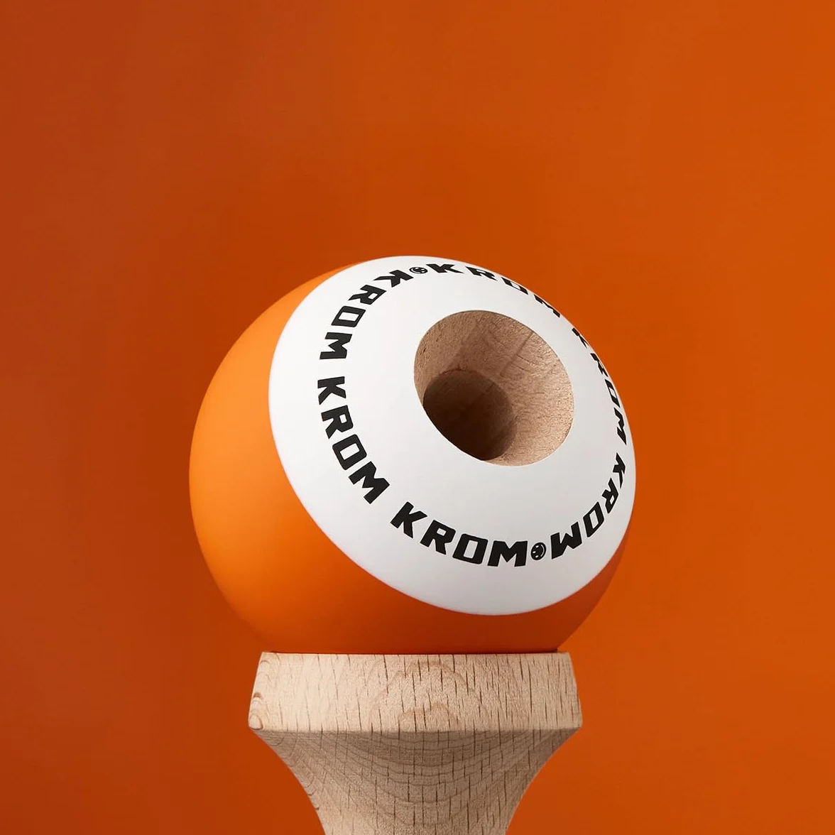 KROM Kendama Gioco - Pop Arancia - Equilibrio impeccabile - Abilità Cognitive migliorate - Equilibrio, riflessi e creatività migliorati - Modello Kendama PRO Fatto per Principianti e Professionisti.
