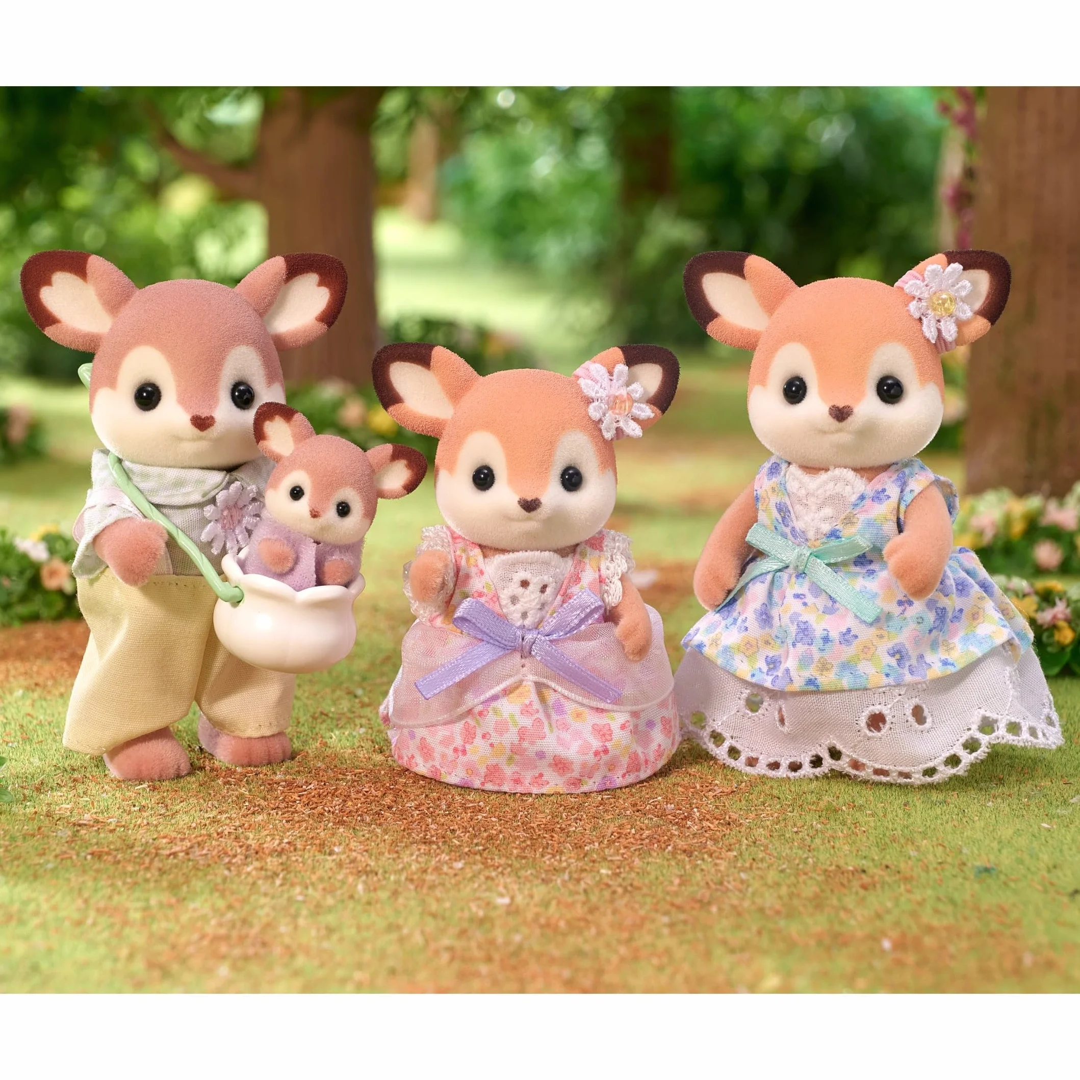 Sylvanian Families - La Famiglia Cervo – Set di 4 Personaggi con Abiti Floreali, Orecchie Grandi e Bebè in Fascia – Modello 5799