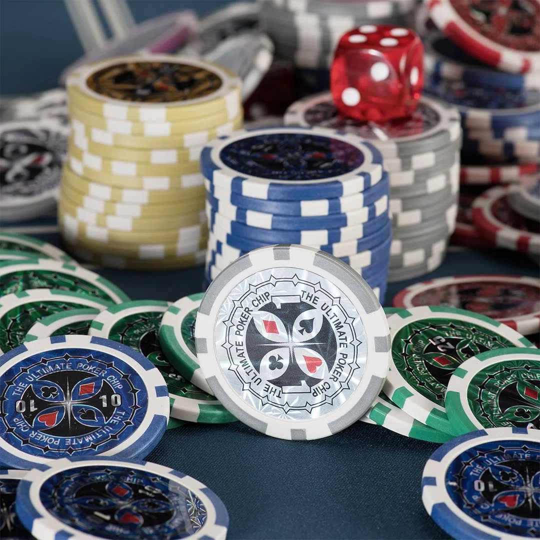BAKAJI Set Valigetta da Poker in Alluminio con 300 Fiches Chip, Confezione da Gioco Professionale, 2 Mazzi di Carte, 5 Dadi, Pulsante Dealer, Valigia Alta Qualità Ideale per Texas Hold'em e Blackjack