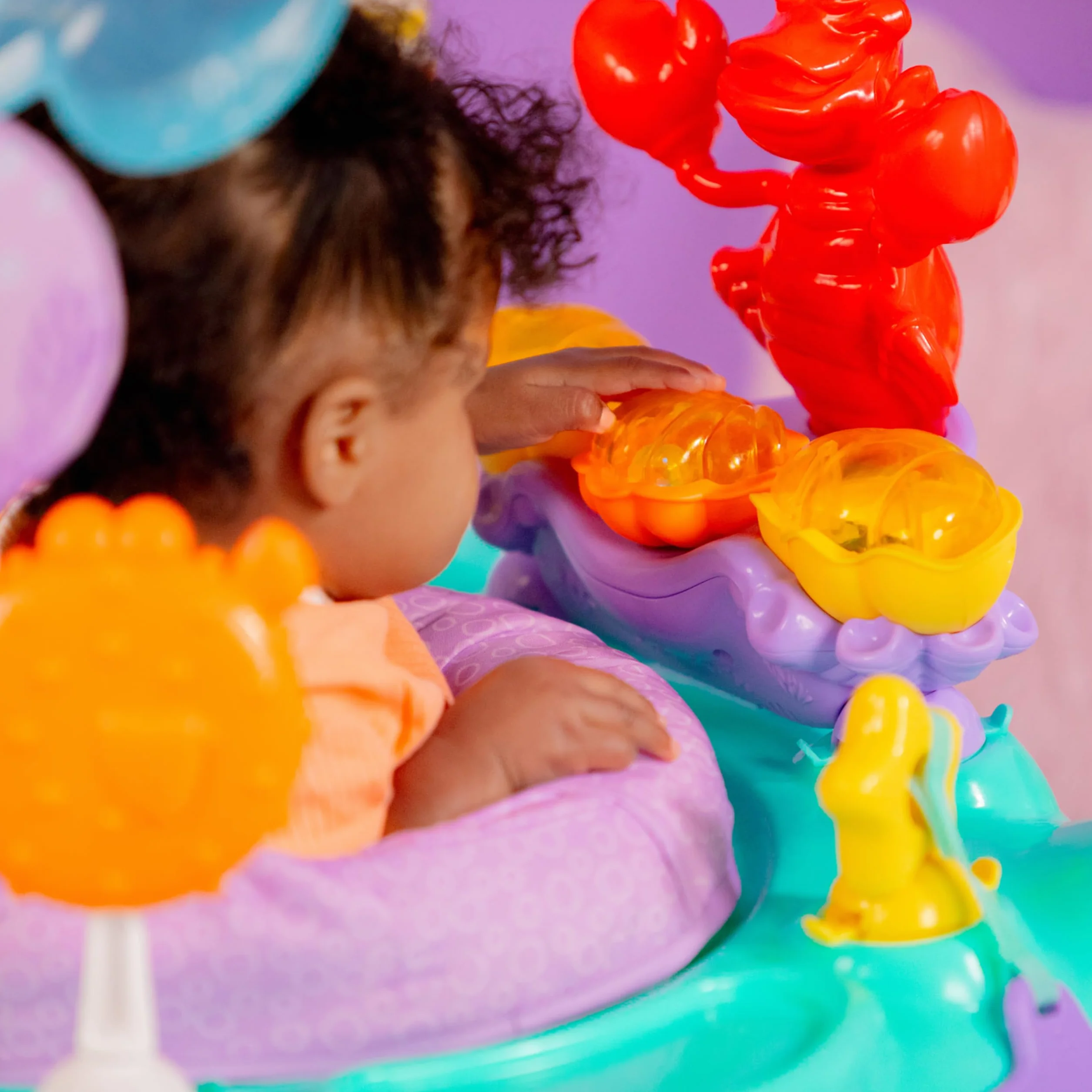 Bright Starts, Disney Baby, Jumper multiattività Sea of Activities della Sirenetta, con Giocattoli interattivi, luci e Musica con Principessa Ariel di Disney, 6-12 Mesi (Blu)