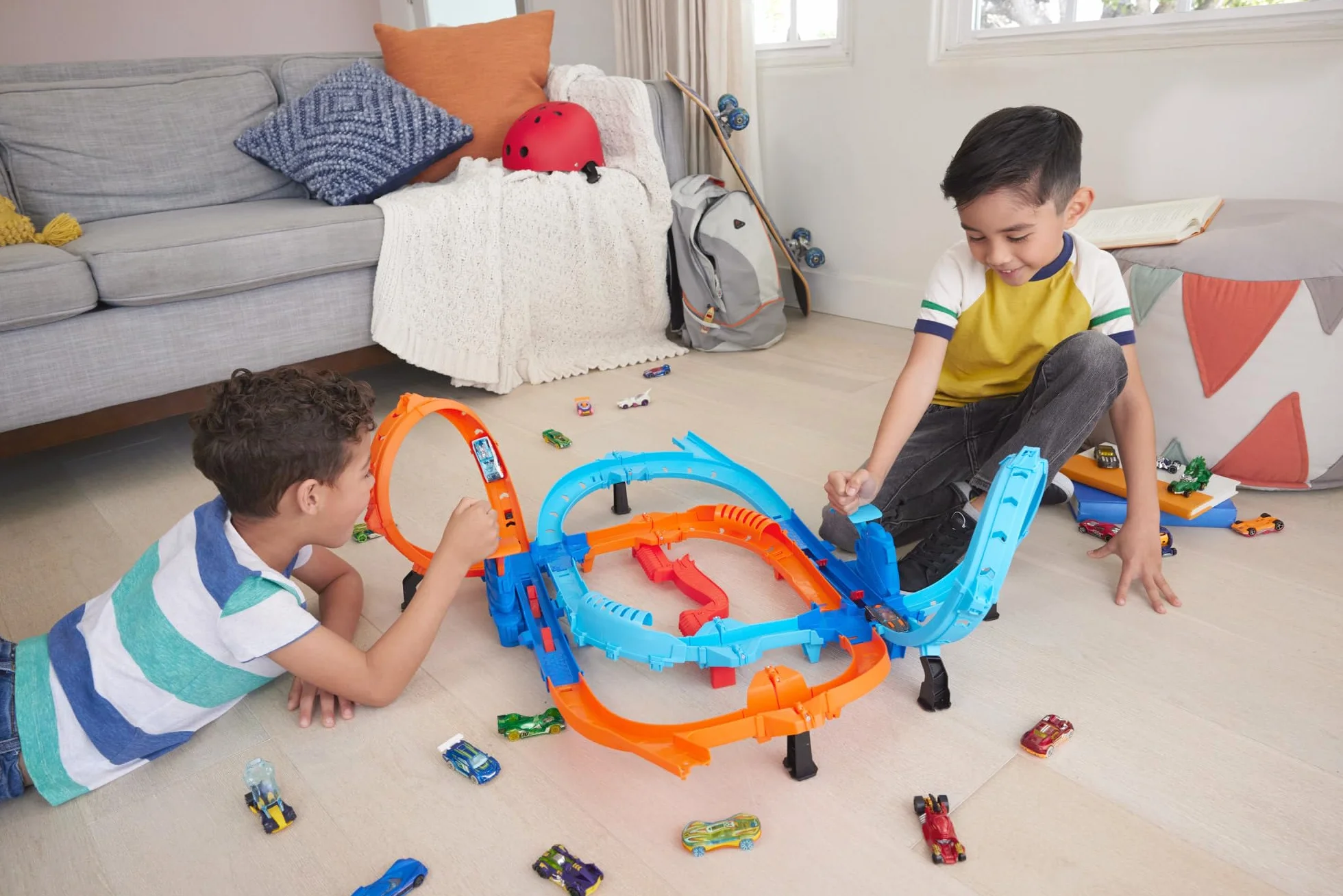 Hot Wheels Ultra Hots - Sfida Turbo Lanci, playset pista con 2 lanciatori azionabili, loop, incroci e zone di scontro, 2 macchinine incluse, giocattolo per bambini, 4+ anni, HXR71