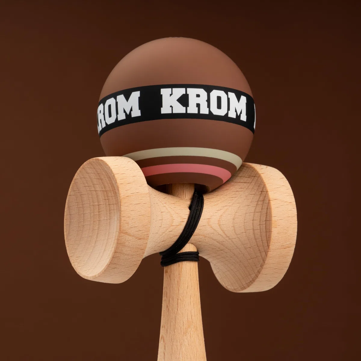 KROM Kendama STROGO Neapolitan Chocolate – Kendama in Legno per Principianti e Giocatori avanzati – Gioco di abilità per Uso Indoor e Outdoor – Giocattolo in Legno con Corda e Sfera
