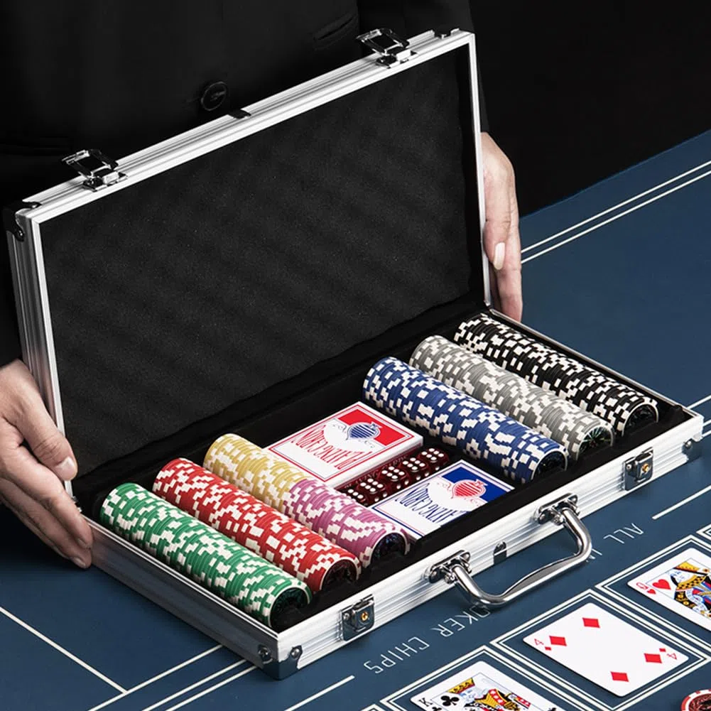 BAKAJI Set Valigetta da Poker in Alluminio con 300 Fiches Chip, Confezione da Gioco Professionale, 2 Mazzi di Carte, 5 Dadi, Pulsante Dealer, Valigia Alta Qualità Ideale per Texas Hold'em e Blackjack