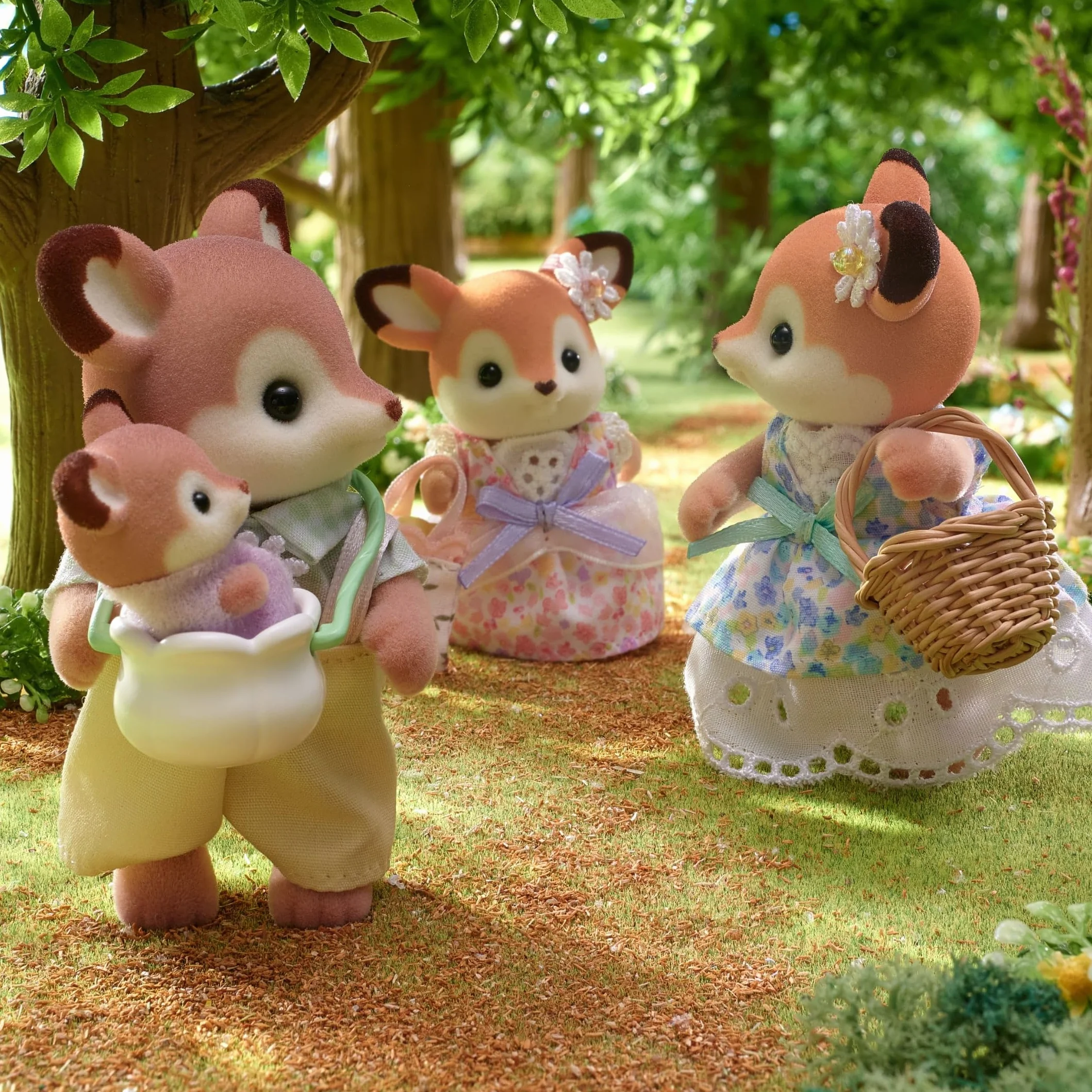 Sylvanian Families - La Famiglia Cervo – Set di 4 Personaggi con Abiti Floreali, Orecchie Grandi e Bebè in Fascia – Modello 5799